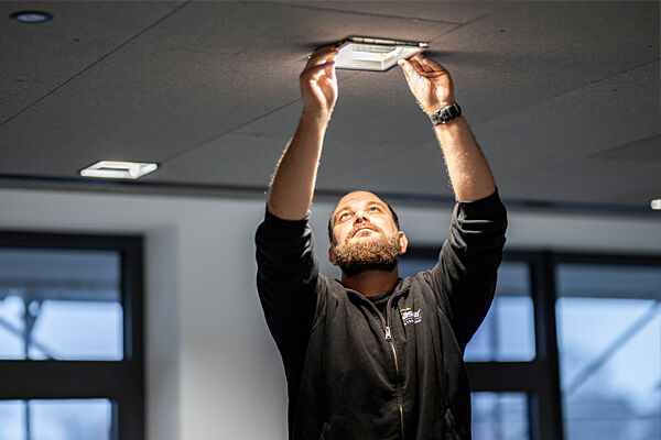 Elektroinstallateur bei der Installation der Beleuchtung