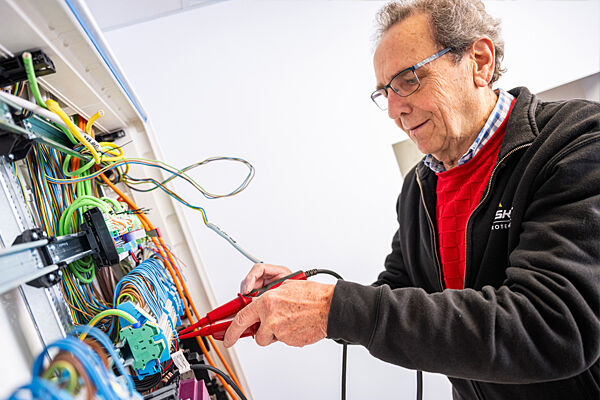 Elektroinstallateur bei der Arbeit